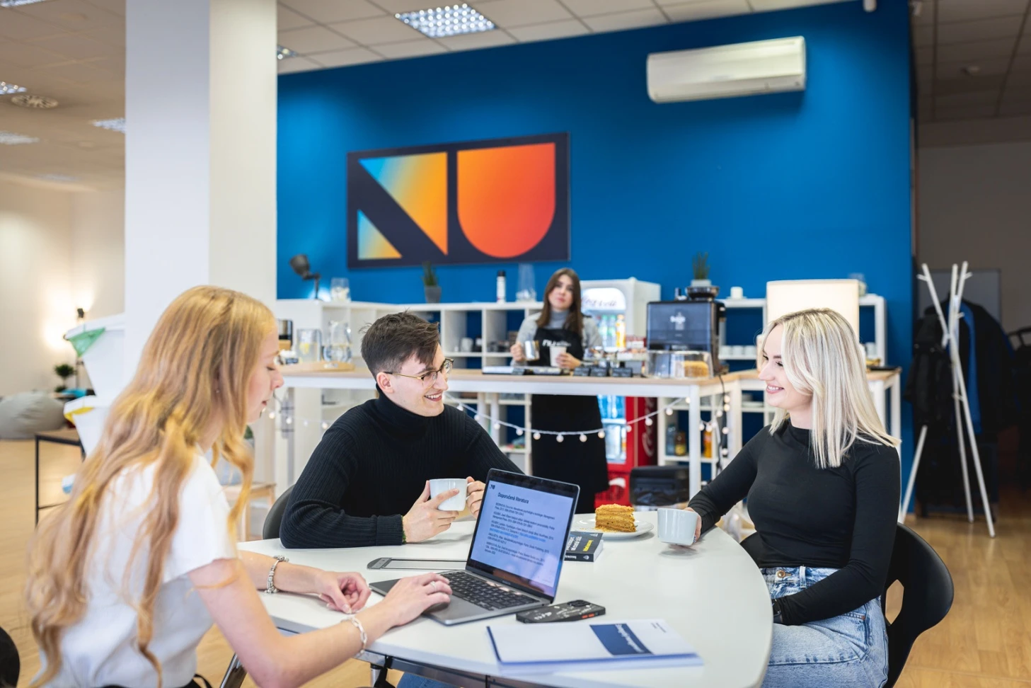 studenti newton university u stolu pracující na pc
