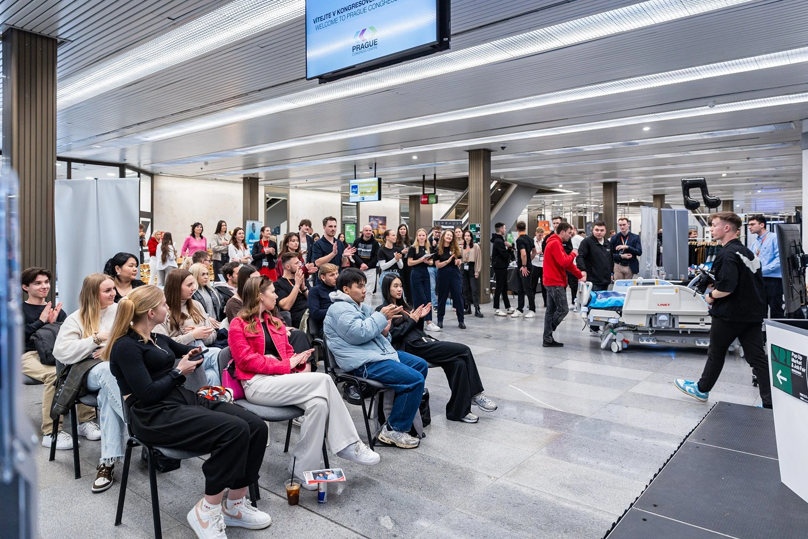 lidé na event akci