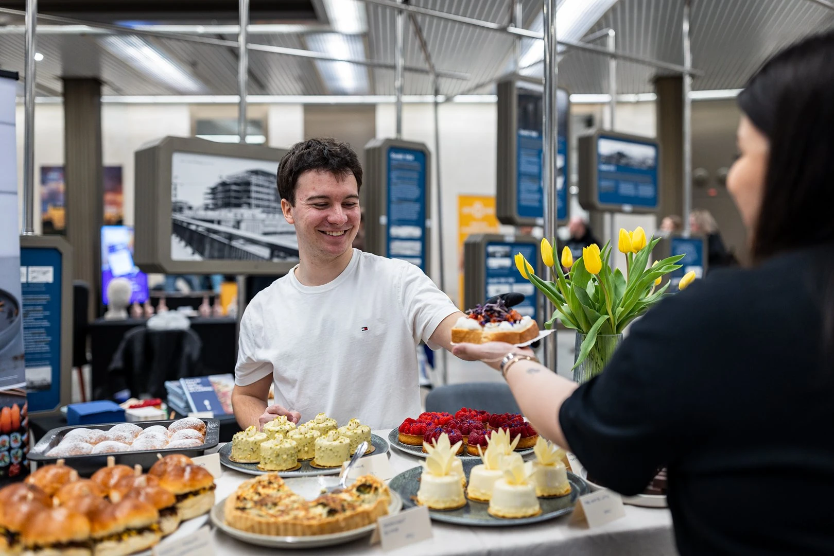lidé na event akci