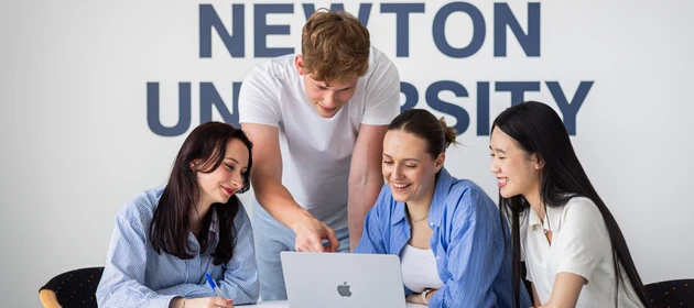 studenti nad laptopem