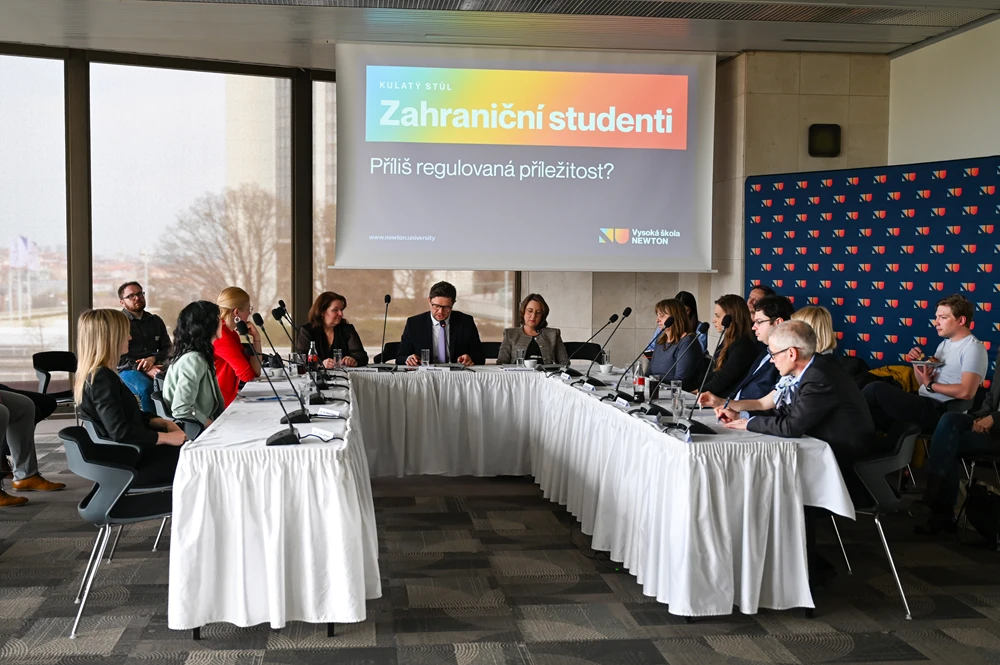 Přichází Česko o talenty? Vysoká škola NEWTON otevřela debatu o udělování studentských víz