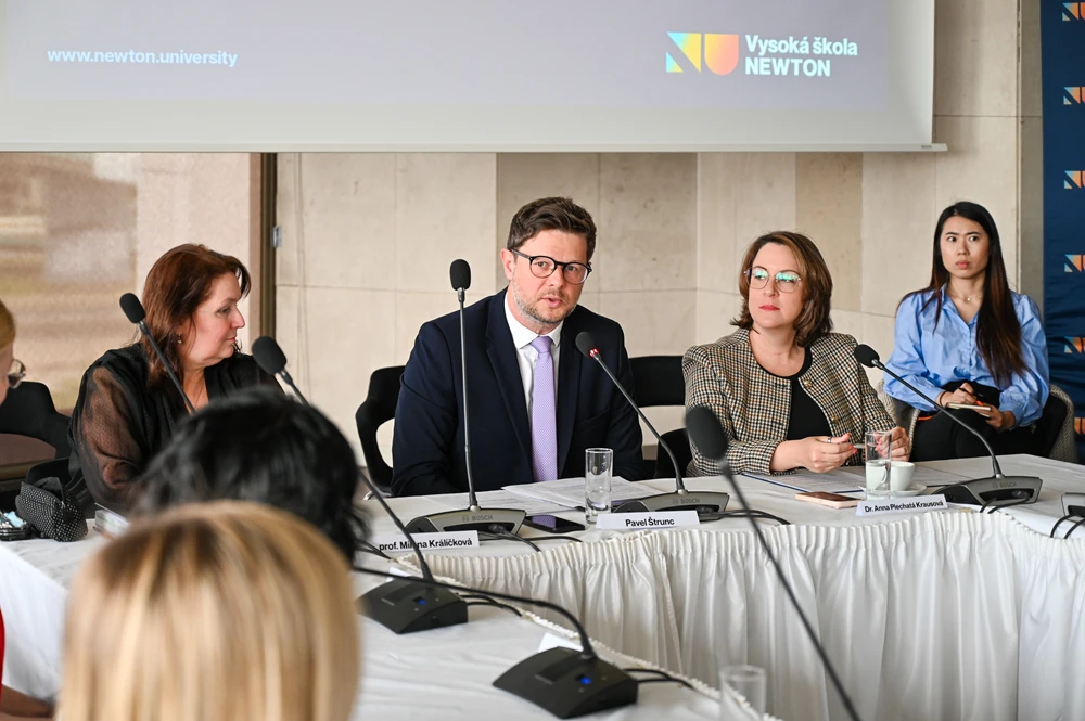 Česko přichází o talenty: Vysoká škola NEWTON otevírá debatu o limitech vízové politiky pro zahraniční studenty