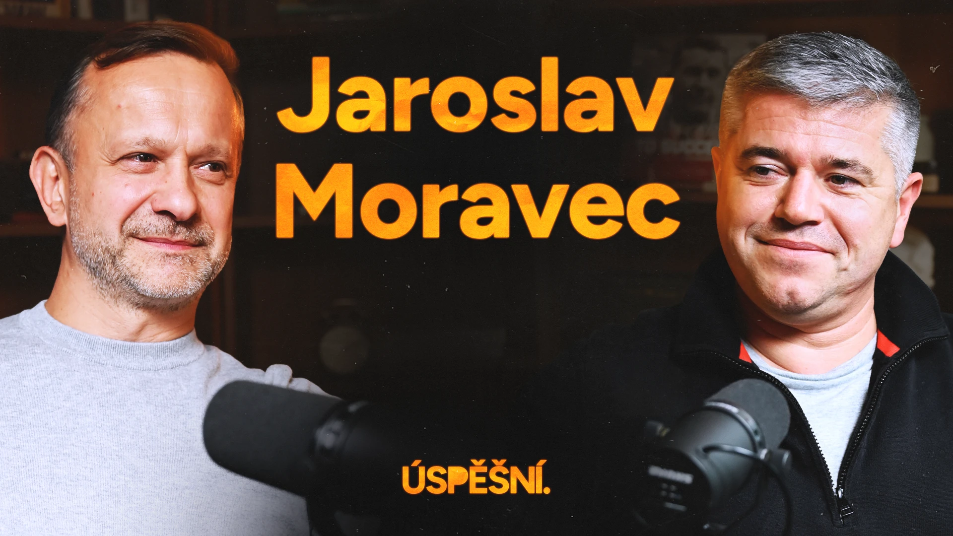 muž za mikrofonem