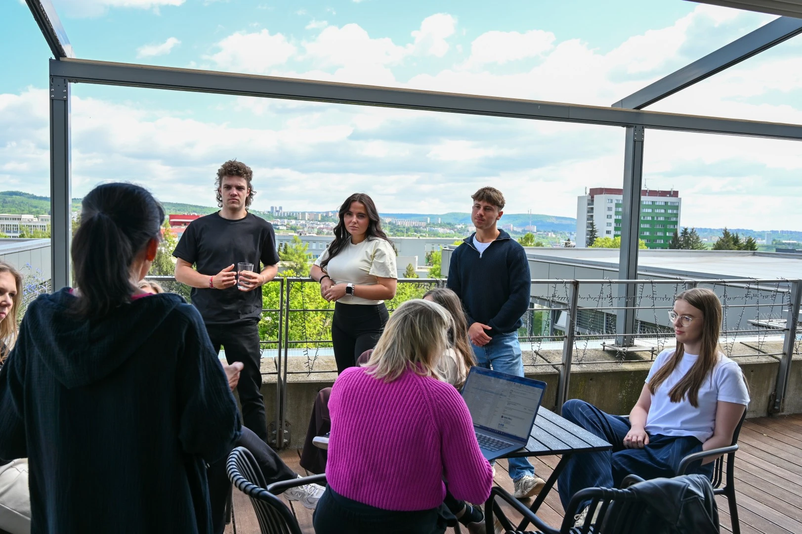 Hackathon jako zkušenost leadershipu: když se podnikavost potká s psychologií týmové práce